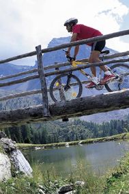 Enfourchez votre v&eacute;lo et d&eacute;valez les sentiers! Que ce soit pour le loisir ou le sport, ce sont 800 km de chemins pour la pratique du VTT qui vous attendent jusqu'&agrave; 2000 m&egrave;tres. D&eacute;pensez-vous &agrave; l'air pur des Alpes et &agrave; la fin de la journ&eacute;e relaxez vos muscles dans notre espace SPA!&nbsp; Profitez de nombreux extras: 2 Excursions VTT guid&eacute;es Location gratuite de VTT neufs Plan d&eacute;taill&eacute; des sentiers 1 Massage partiel 1 Bain &agrave; l'huile de roche 2x Th&eacute;rapies de champs magn&eacute;tique