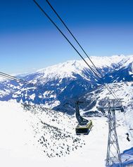 Adonnez-vous aux plaisirs de la glisse sur les plus belles pistes de la Zilelrtal avec la l&eacute;gende du ski Hans Enn. Ensuite, laissez-vous choyer au sein de notre centre de beaut&eacute;! Forfait incluant programme hebdomadaire exclusif ainsi que forfait ski "Superskipass" pour 6 jours sur le Glacier d'Hintertux!