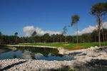 La combinaci&oacute;n ideal Golf & Spa &ndash;juegue el golf en una naturaleza encantadora y despu&eacute;s rel&aacute;jese conuno de nuestros incre&iacute;bles programas, con masajes, ba&ntilde;os y las instalaciones de spa del hotel Schwarz.&nbsp;Programa de wellness y Golf conpensi&oacute;n completa todo incluido en una habitaci&oacute;n doble &ldquo;Feldern&rdquo;