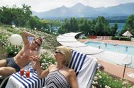 Welcome to the "KARNERHOF SPA", with the motto "relaxation for your soul, enjoyment for your body and care for your skin"

Really unwind and experience classy relaxation. At the Karnerhof Wellness Hotel, right on the banks of the crytal clear Lake Faak, in a spectacular quiet location, with a shielded holiday and sports world behind the hotel. Paradise on earth!