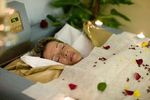 Hollywood bath - Milk and honey scented bath with rose petals by candlelight and with sparkling wine.