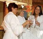 Gemeinsam lachen, Spa&szlig; haben und sich nebenbei so richtig verw&ouml;hnen lassen. In einer Runde, mit Ihren besten Freundin! Genie&szlig;en Sie bei uns im Wellnesshotel Edelweiss viele Wellness-Extras wie Manik&uuml;re, Massagen gemeinsam mit Ihren besten Freundinnen...