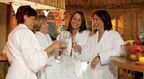 Gemeinsam lachen, Spa&szlig; haben und sich nebenbei so richtig verw&ouml;hnen lassen. In einer Runde, mit Ihren besten Freundin! Genie&szlig;en Sie bei uns im Wellnesshotel Edelweiss viele Wellness-Extras wie Manik&uuml;re, Massagen gemeinsam mit Ihren besten Freundinnen...