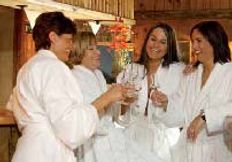 Lust, einmal so richtig zu entspannen? In geselliger Runde, mit Ihren besten Freundinnen? Gemeinsam lachen, Spa&szlig; haben und sich nebenbei so richtig verw&ouml;hnen lassen. Mit einer einzigartigen Kombination aus unserer Beauty-Welt und einem topmodischen Hairstyling im Edelhaar-Salon, lassen Sie den Alltag hinter sich - Beautypaket inklusive!