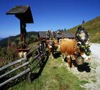 Regionale K&ouml;stlichkeiten - gelebte Volkskultur zur sch&ouml;nsten Wanderzeit des Jahres. Selbstgemachte K&ouml;stlichkeiten auf den Almen w&auml;hrend einer wundersch&ouml;nen Wanderung mit reiner klarer Bergluft, endloser Fernsicht, und tiefblauen Bergseen.1 Tag GRATIS !!!