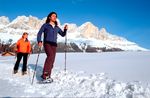 Wei&szlig; glitzern die Berge - am strahlend blauen Himmel lacht fr&ouml;hlich die Sonne und Ignaz packt seine Trapper-Schneeschuhe ein!