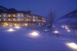 Qui le favole natalizie si avverano. Godetevi l&rsquo;ambiente montano della Valle Aurina &ndash; ai vostri piedi si estende un ambiente montano da sogno: il panorama di 80 vette da tremila metri e sontuose piste. Trascorrete un'esclusiva vacanza benessere invernale, con benefici trattamenti di bellezza, rilassatevi nella nostra piscina interna ed esterna e lasciateci soddisfare le voglie del vostro palato.